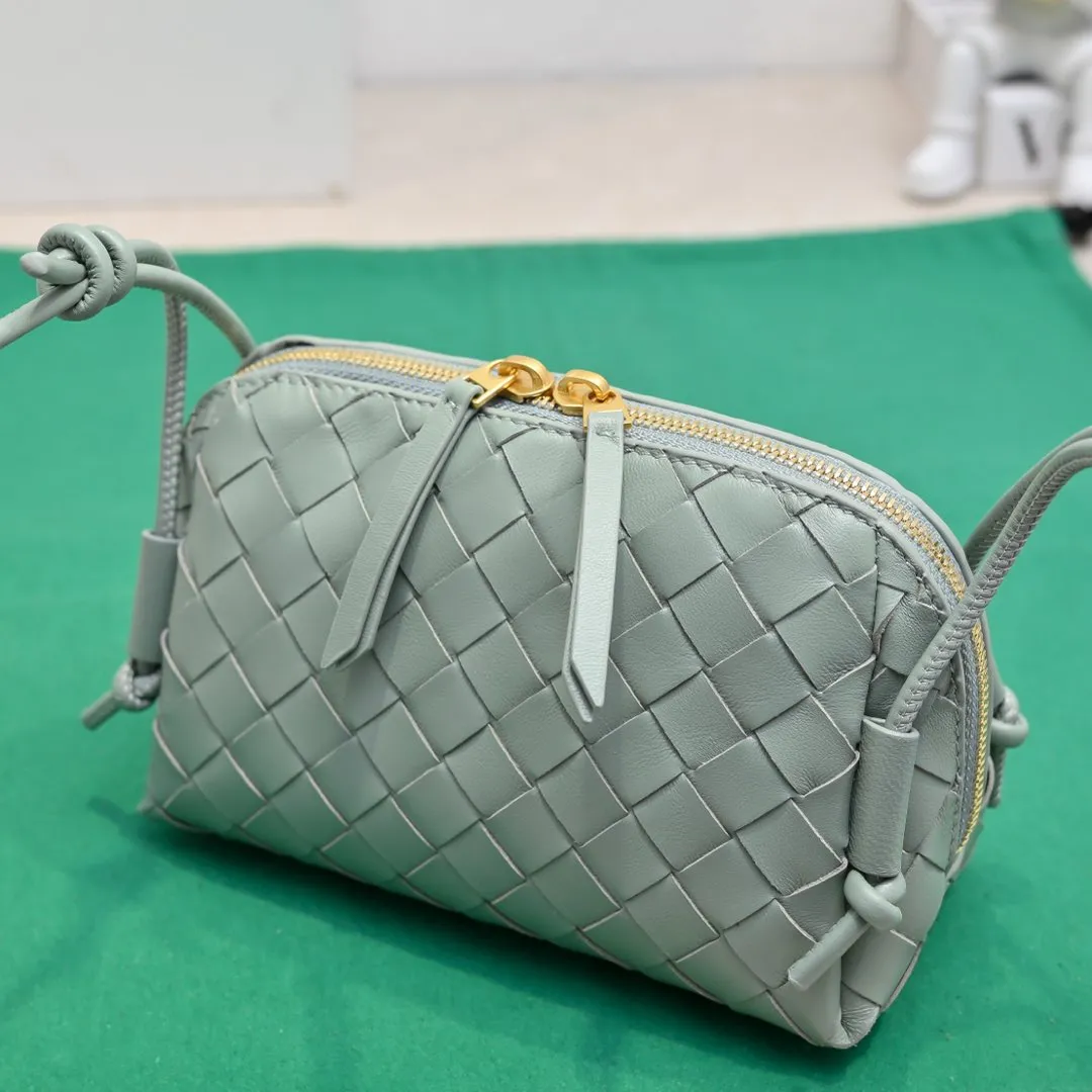 Batch 1260 #Bv The new Concert pouch is the most beautiful and practical mini bag I have ever seen 🎈 The bag body adopts the classic lntrecciato weaving process✅ It is equipped with a leather double-headed zipper, the opening is wide, easy to take and put, the shoulder strap knot can be slid to adjust the length freely, that is, 🉑️crossbody/underarm, and can be used as a clutch bag. Small body, large capacity, so practical! The key is that it is extremely versatile! Come and buy this small, exquisite, beautiful and versatile bag 👍 Model: 4258 Size: 18.5*11.5*8.5